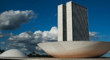 A cúpula menor, voltada para baixo, abriga o Plenário do Senado Federal. A cúpula maior, voltada para cima, abriga o Plenário da Câmara dos Deputados. Photo: © Marcello Casal Jr/Agência Brasil.
