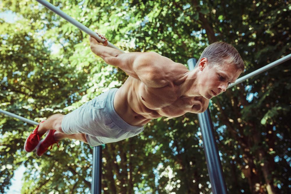 Exercises with the Fixed Bar in Calisthenics: A Complete Guide to Transform Your Training. Image by master1305 on Freepik.