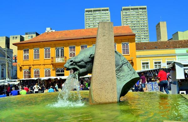 Largo da Ordem. Guilherme Scholz Portela from Colombo, Brasil, CC BY-SA 2.0, via Wikimedia Commons.